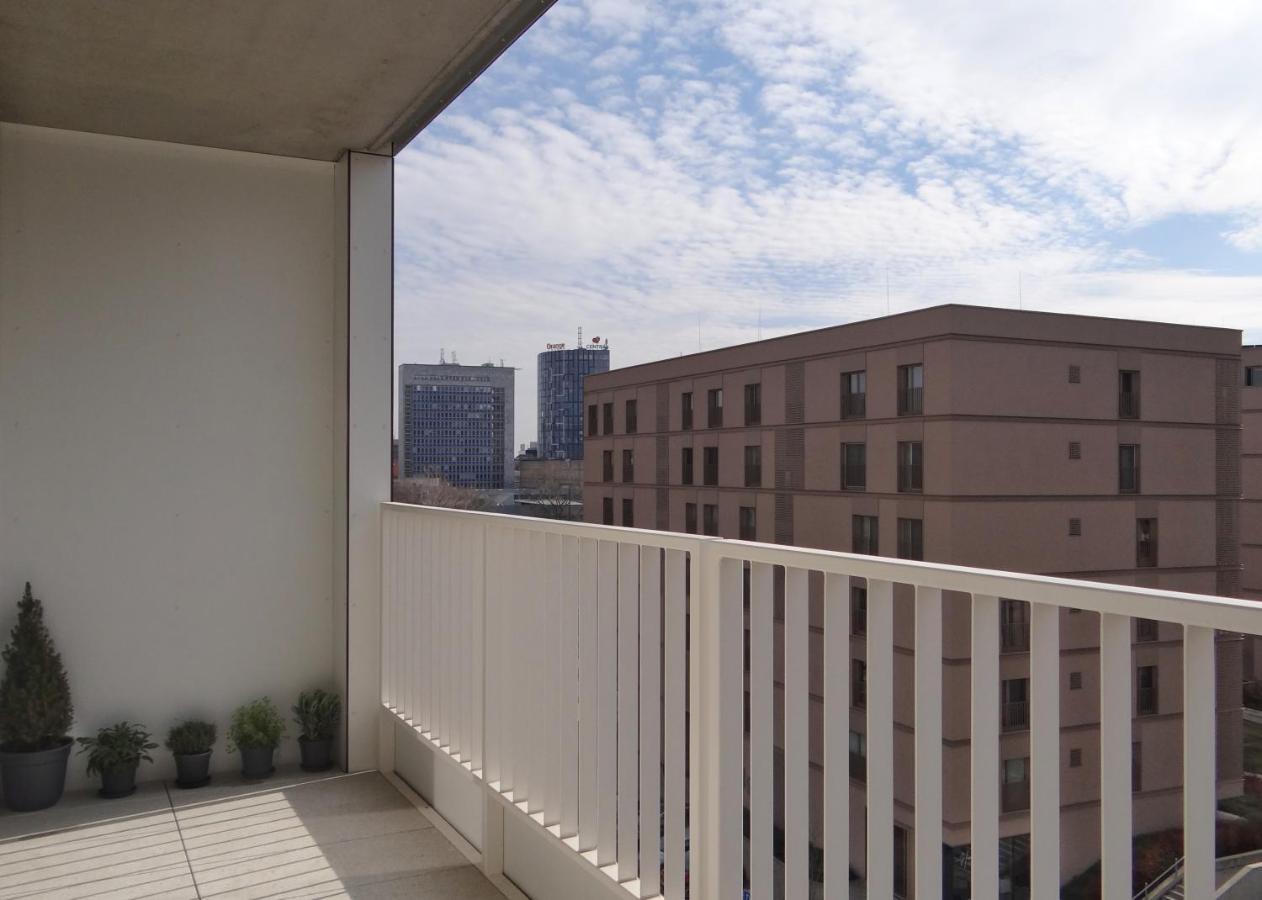 Top Urban Apartment - Free Parking, Green Energy, Modern Style Bratislava Exterior photo