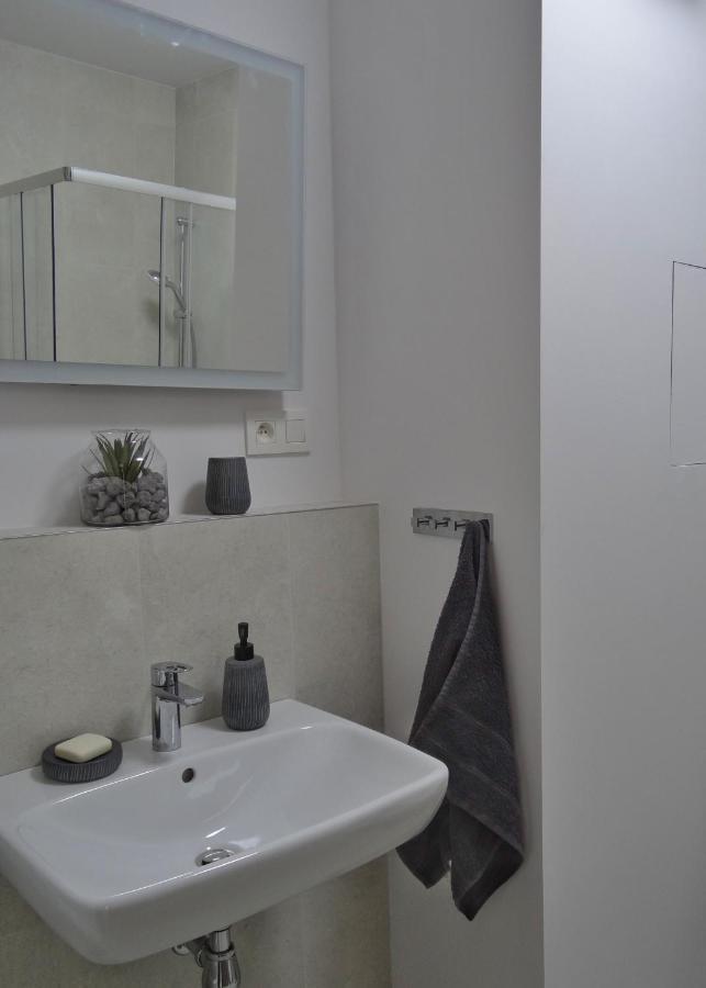 Top Urban Apartment - Free Parking, Green Energy, Modern Style Bratislava Exterior photo